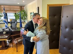 Πολίτες και πολιτικοί βρέθηκαν στο δημαρχείο για τις ευχές στον δήμαρχο